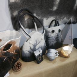 Sacs et objets de décoration en laine